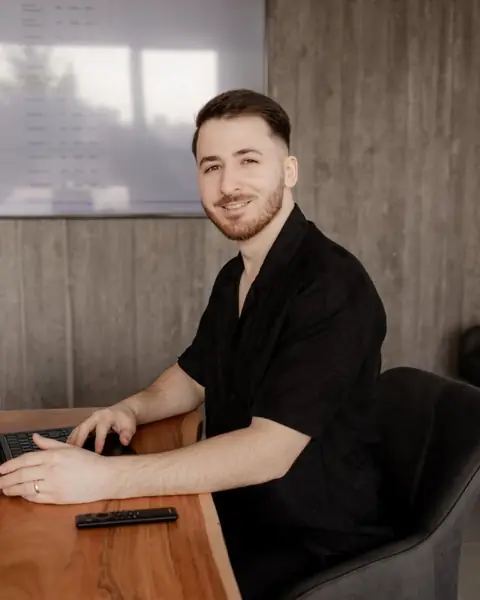 Tolga Ergen am Schreibtisch mit Laptop